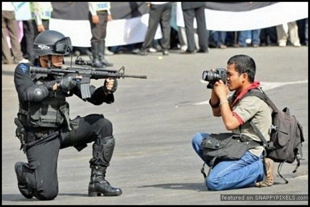 crazy-dangerous-photographers-34